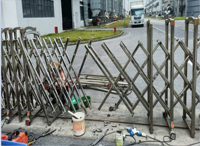 Tiết lộ sốc: Suýt mất mạng vì cổng xếp tự động kém chất lượng. Tiết lộ sốc: Suýt mất mạng vì cổng xếp tự động kém chất lượng.